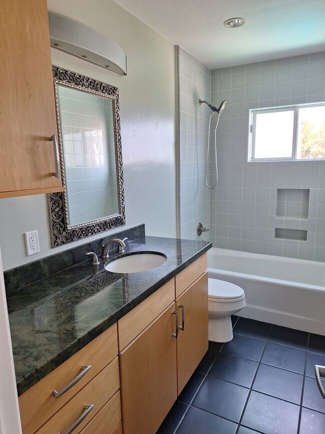 Building Photo - Spacious 2 bedroom