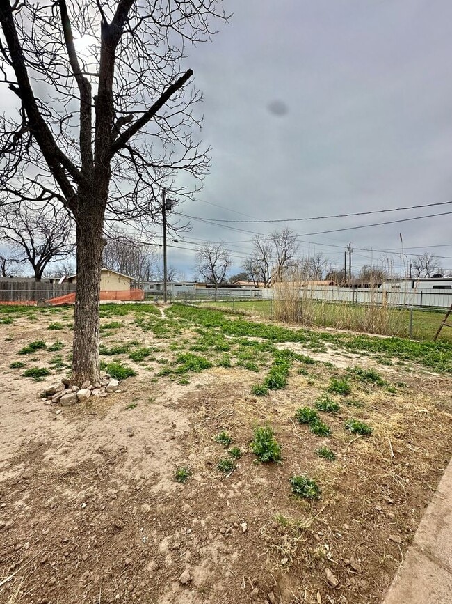 Building Photo - COMING MAY 2026 - Spacious & Centrally Located 3-Bedroom 2-Bathroom Home!