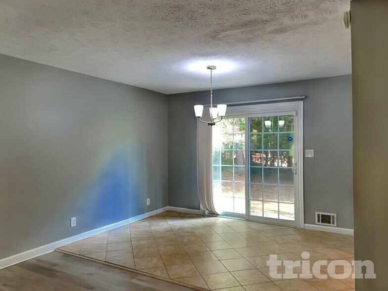 Building Photo - 155 Rock Garden Terrace N W