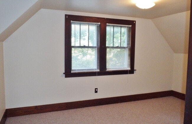 Building Photo - Two Bedroom House Close To Downtown