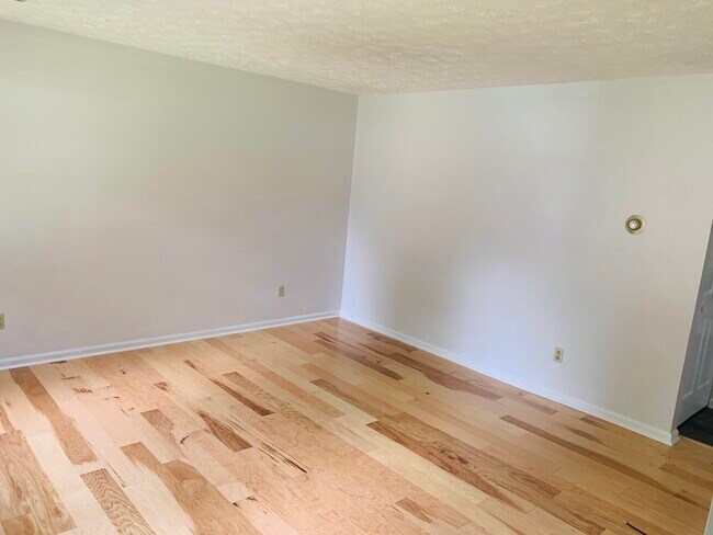 Building Photo - 1104 Collins Ln