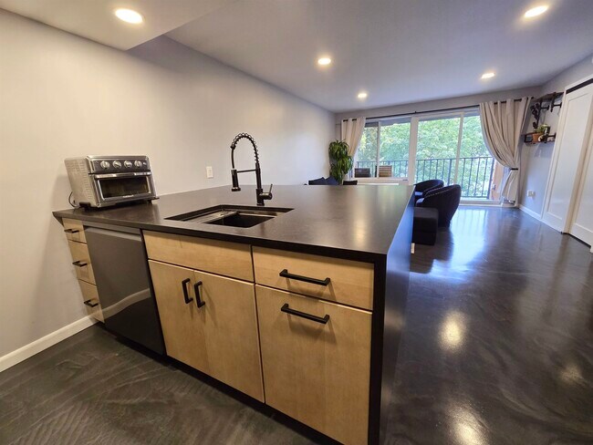 Building Photo - 55 Clinton Pl