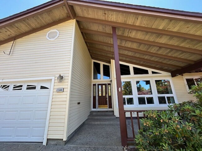 Building Photo - Charming 3bed/2.5Bath  Bennett Valley Home...