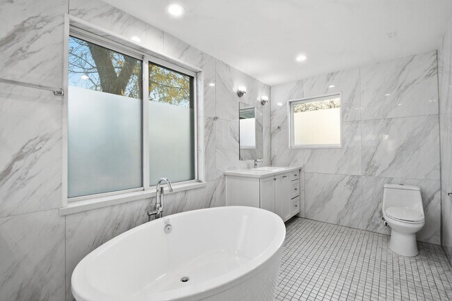 Building Photo - Beautiful Houston Home Featuring a Private Pool