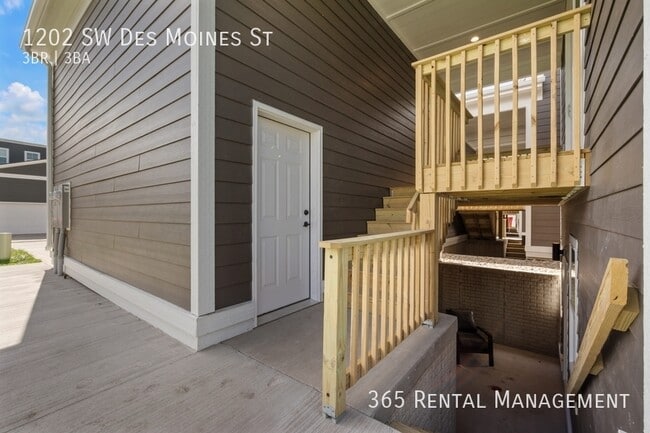Building Photo - 1202 SW Des Moines St