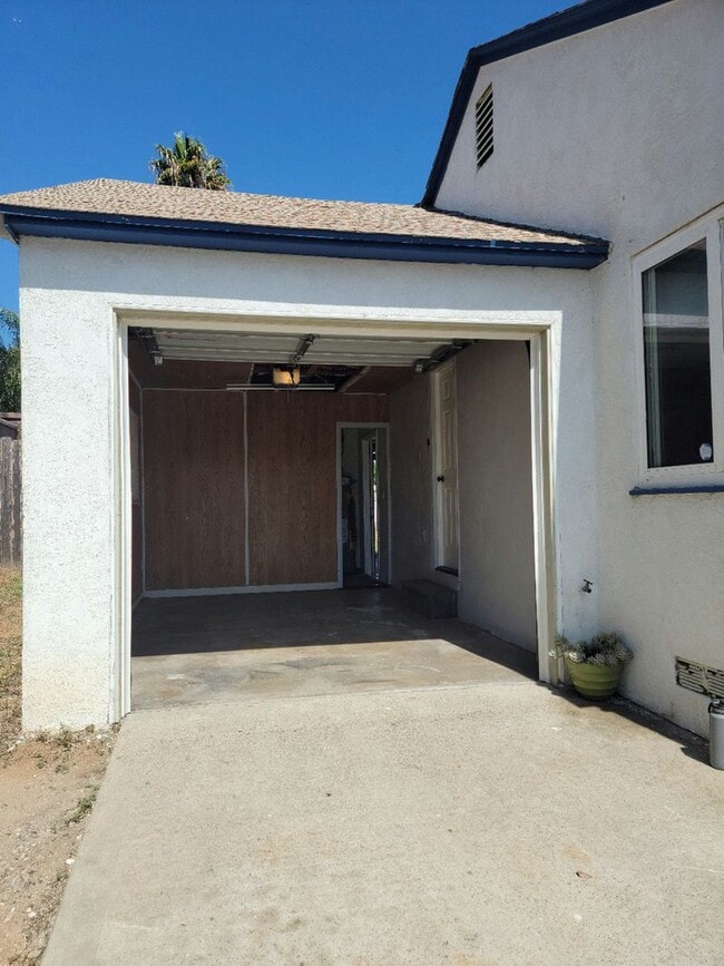 Building Photo - Renovated 2bd/1bth Single Family Home in R...