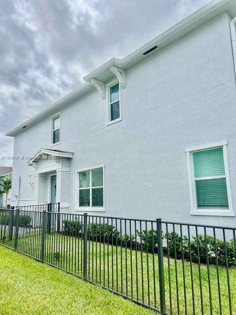 Building Photo - 669 SE Lk Fls St