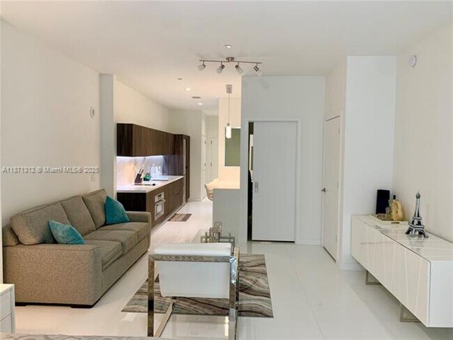 Building Photo - 851 NE 1st Ave