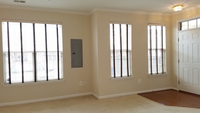 Building Photo - 3 Level *END UNIT* townhouse in Frederick ...
