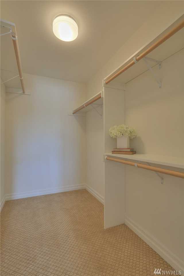 Building Photo - 2425 33rd Ave W