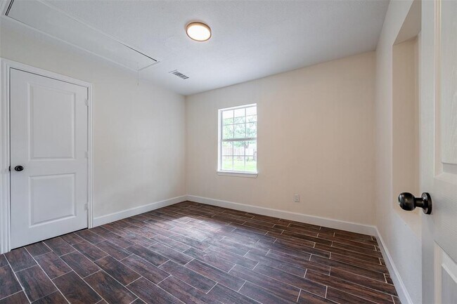 Building Photo - 4010 Ella Blvd