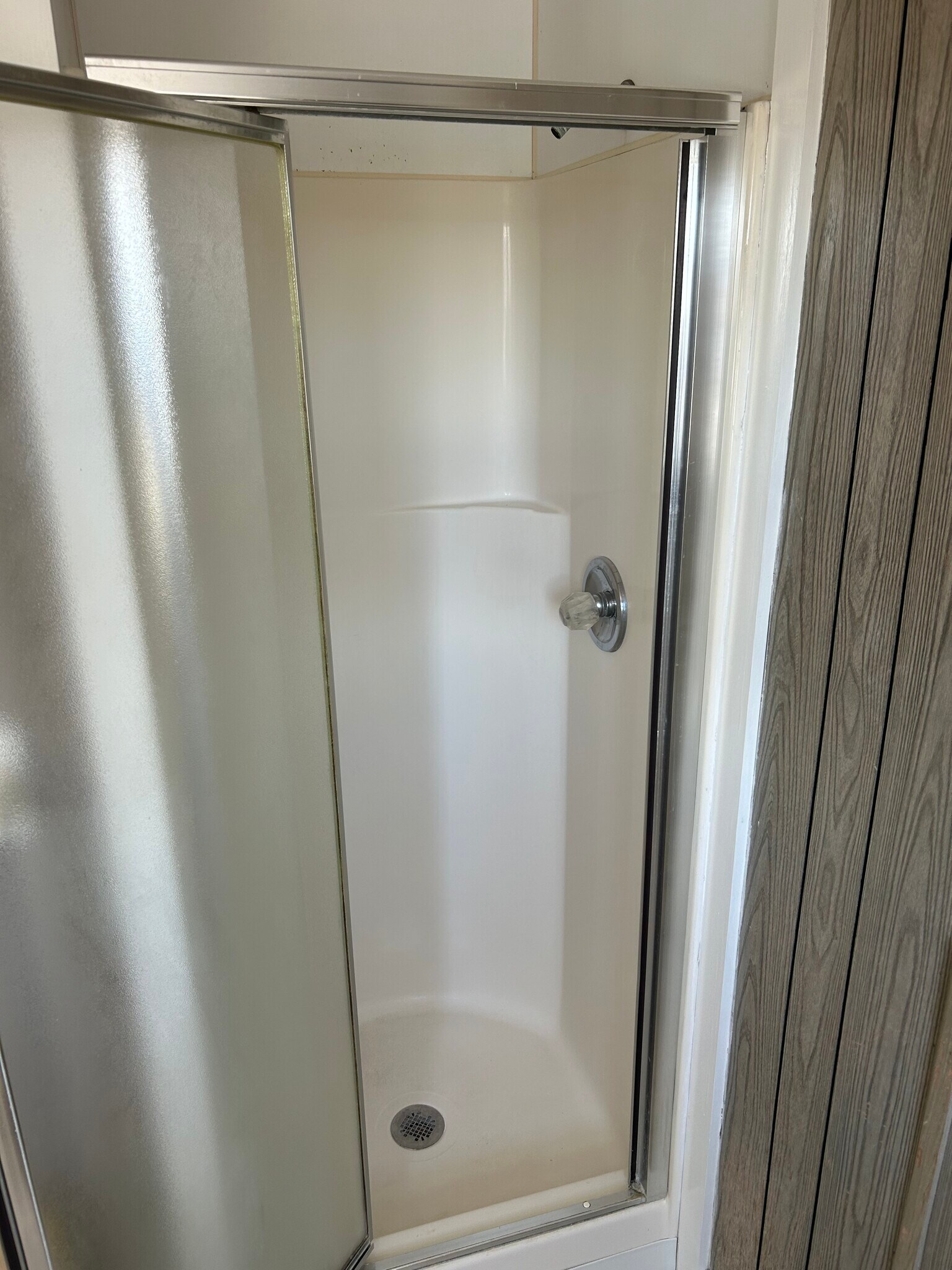 Shower Stall. Size: for smaller person - 126 Continental Ave
