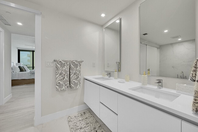 Building Photo - 730 N Ocean Blvd