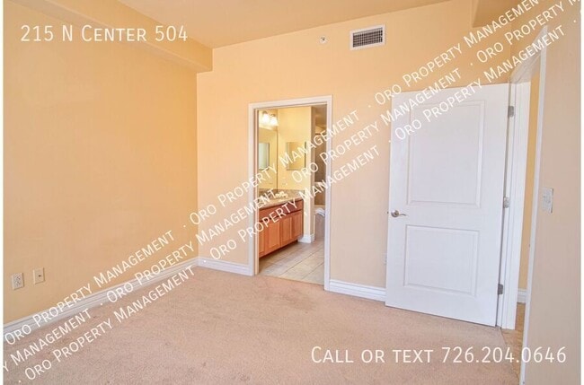 Building Photo - 215 Center St