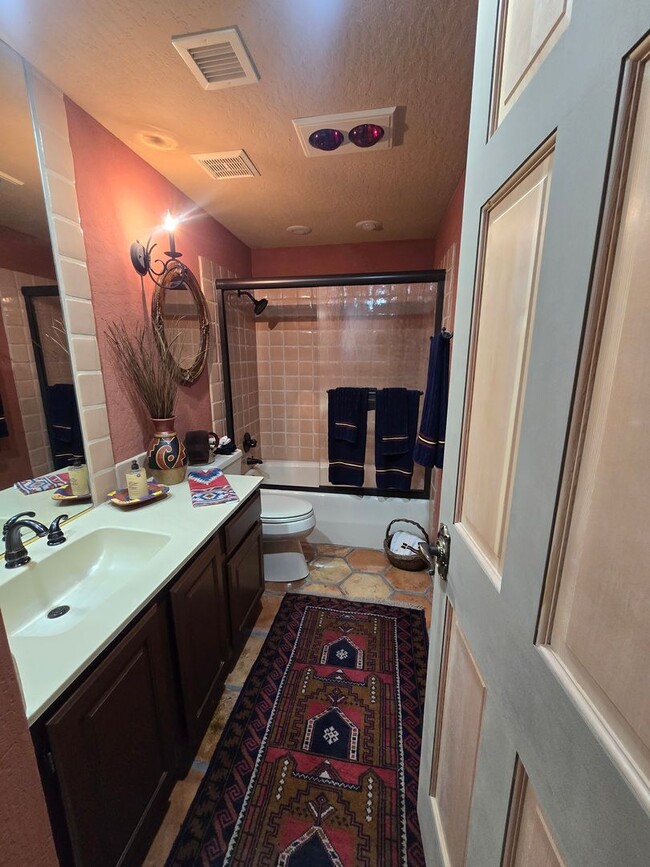 Building Photo - Furnished, 6-12 month rental