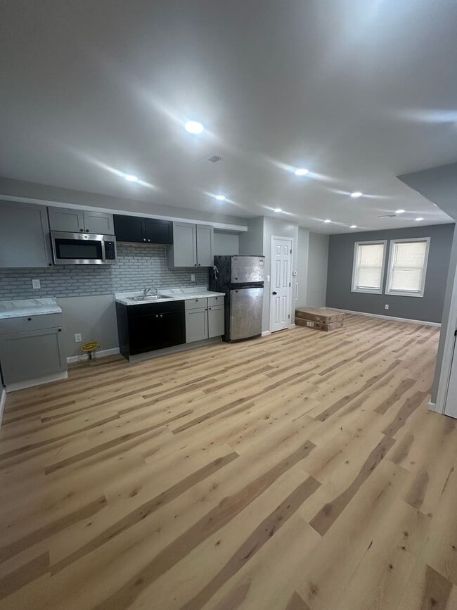 Building Photo - 3 Bed / 1 Bath Fully Renovated Row Home in...