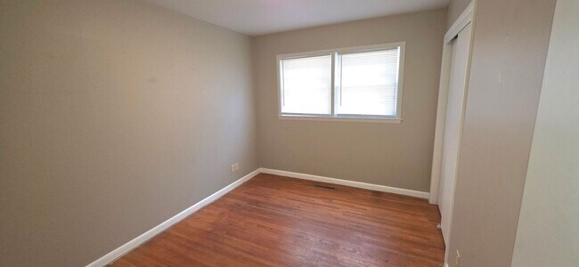 Building Photo - Nice brick 3 bedroom home! $1250! Large fenced yard!