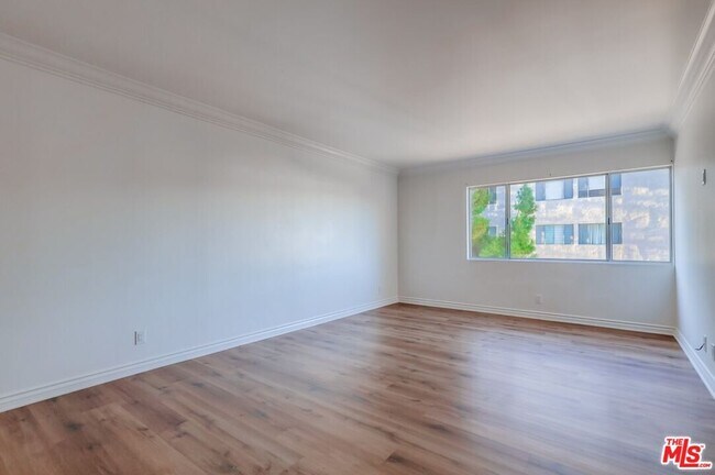 Building Photo - 435 N Oakhurst Dr