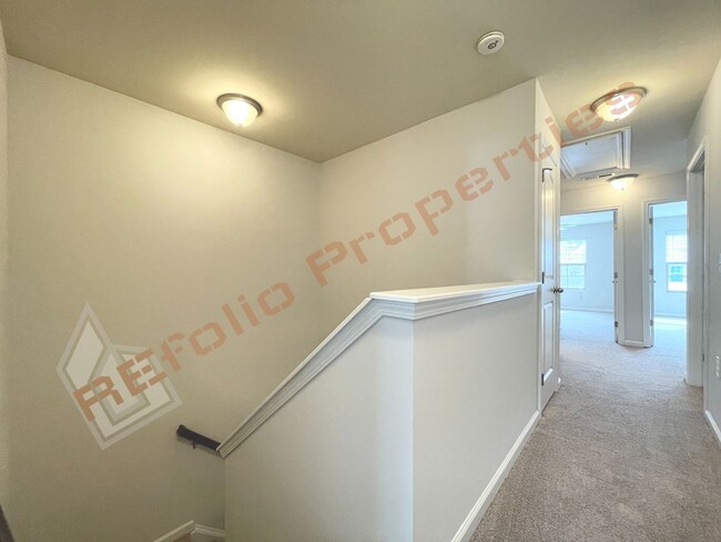 Building Photo - Fresh Paint and New Carpets! Cozy 3 bedroo...