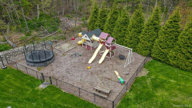 Building Photo - 809 Highland Lake Rd