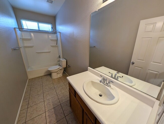 Building Photo - 3 Bedroom Home in the Beacon Heights Commu...