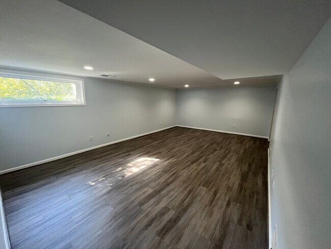 Building Photo - 6805 Millwood Rd