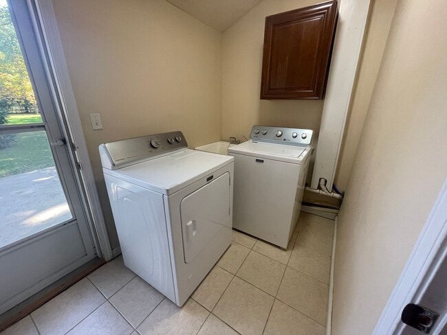 Building Photo - Updated 3bed / 3bath farmhouse.  Nice Location.