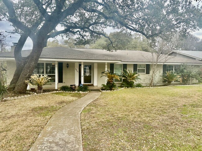 Building Photo - July Move-In Special - Fabulous 4/2 single...