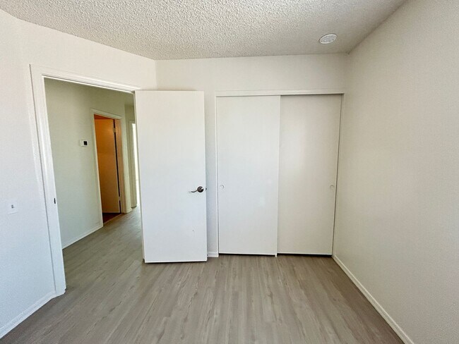 Building Photo - MUST SEE HOME IN AVONDALE WITH POOL!