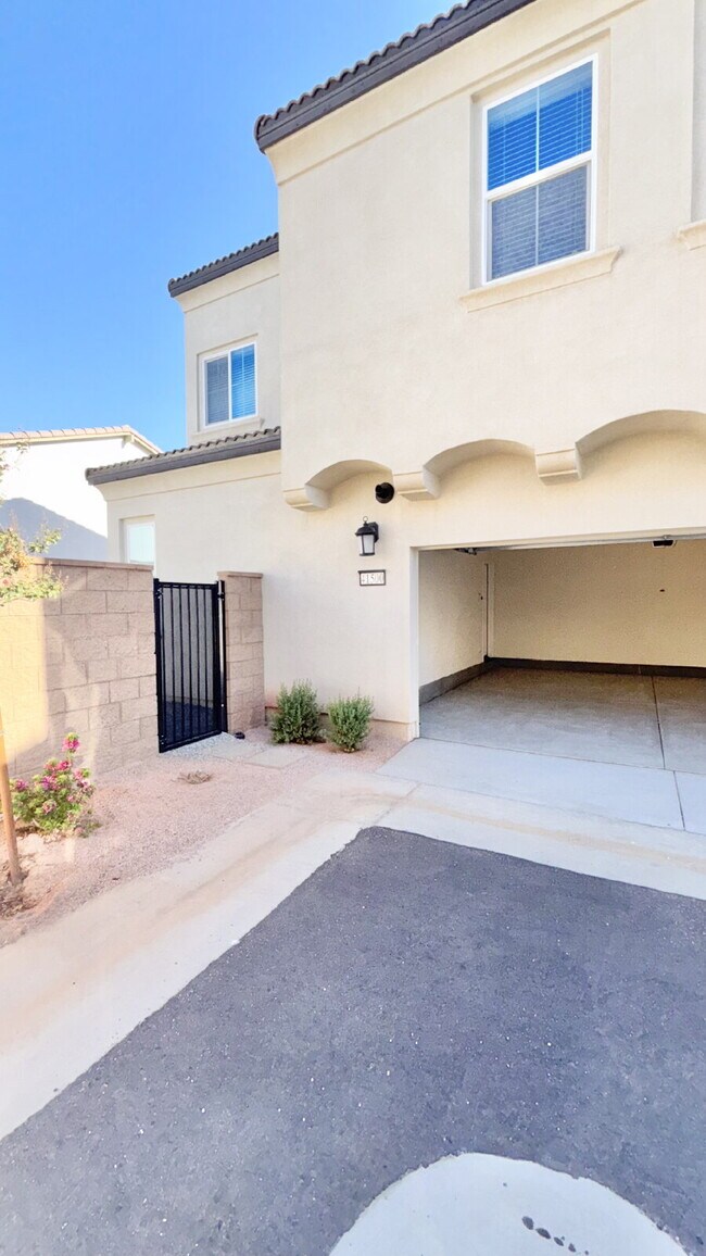 Building Photo - 4 Bedrooms Available University Park