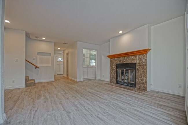 Building Photo - Newly Updated, Detached Rear Townhome w/ S...
