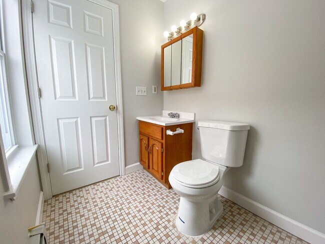 Building Photo - Gorgeous single-family home near Hartford Hospital