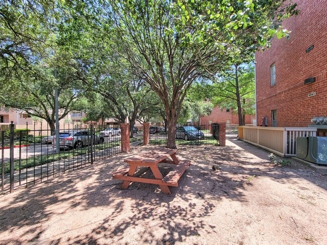 Building Photo - Prime Location in West University Area! First floor unit with open floor plan, tile floors throug...