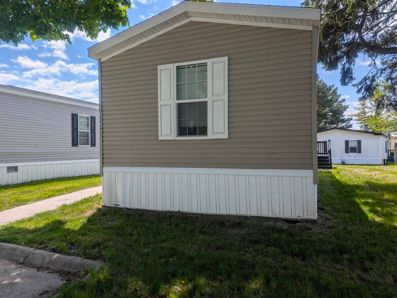 Building Photo - 15929 Villaire Ave