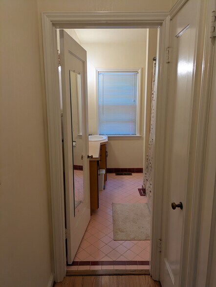 Building Photo - 636 NE 30th Ave