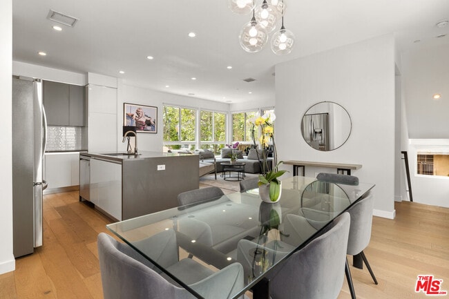 Building Photo - 1228 N Sycamore Ave