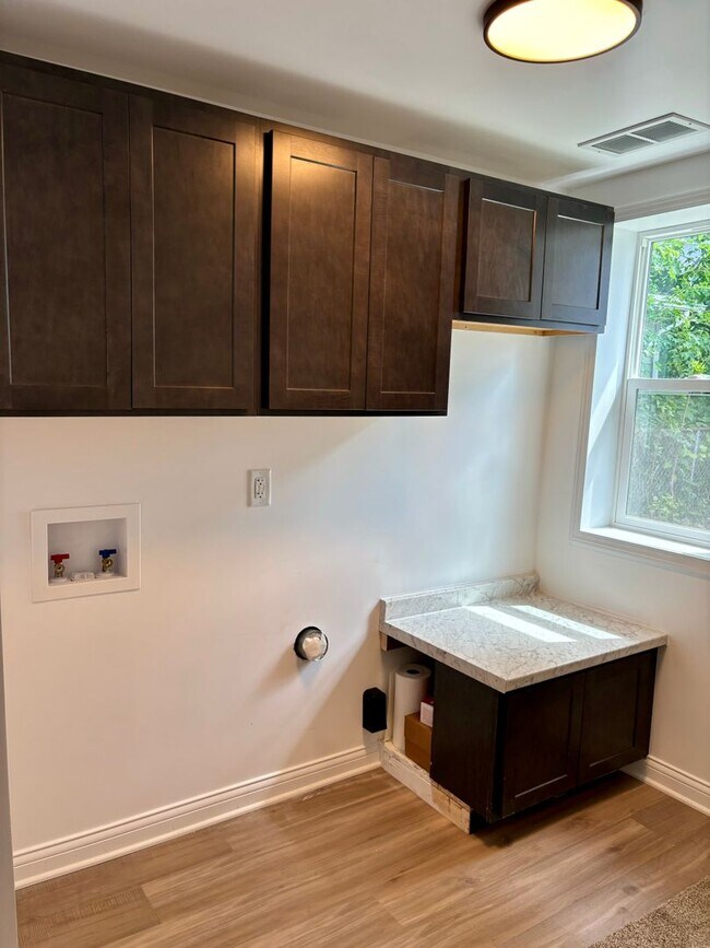 Building Photo - Beautiful 2 bedroom home