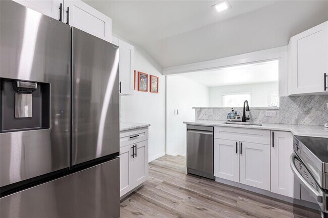 Building Photo - 640 Broadway St