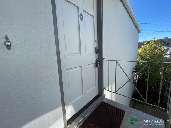 Building Photo - Remodeled Three Bedroom Plus Bonus Room House in Daly City