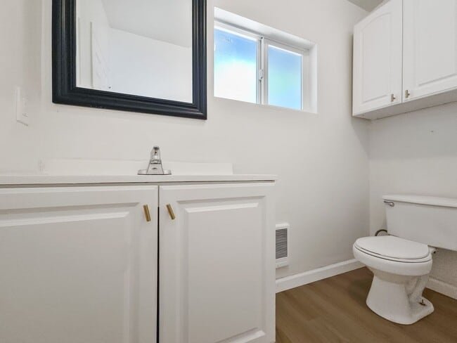 Building Photo - New Kitchen!! Beautiful family home w/extr...