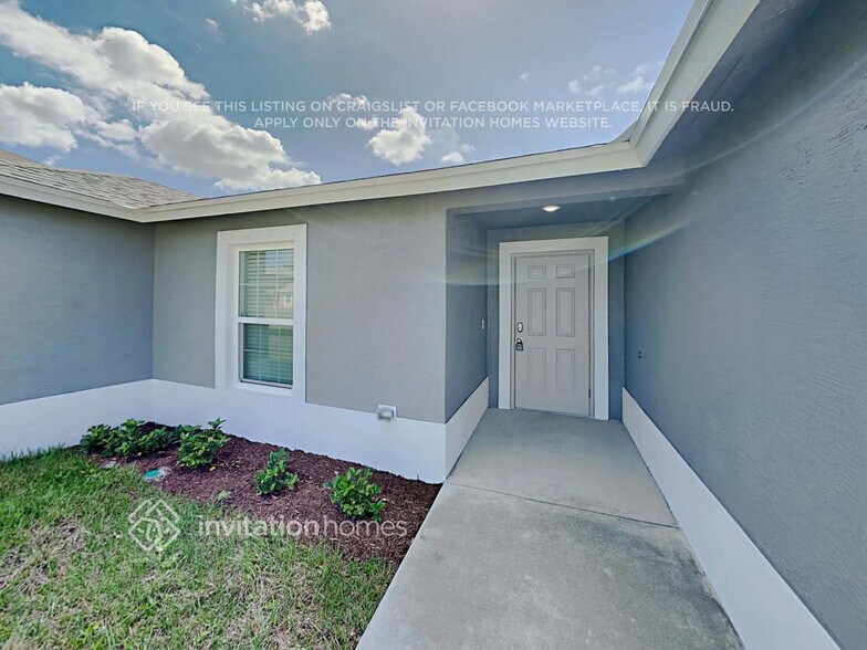 Building Photo - 453 SW Leona Dr