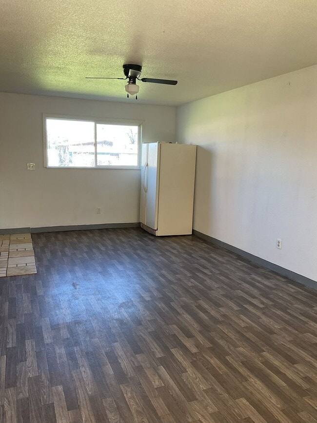 Building Photo - Country Living