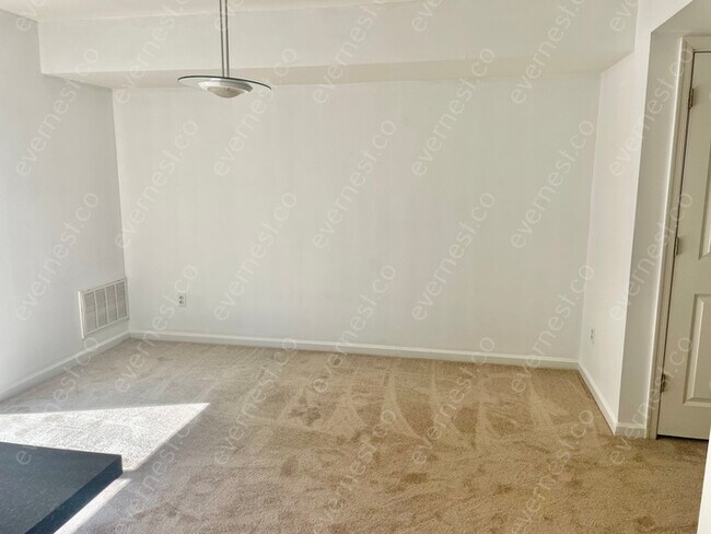 Building Photo - 2 Bed/1.5 Bath Townhome with Spacious Living