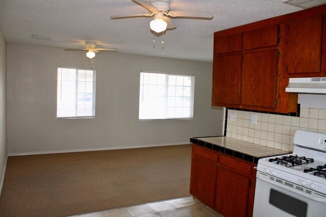 Building Photo - Cute 3Bedroom 1Bath Home Located Off Stockdale Hwy Centrally Located. Large Gated Yard. Gardner I...