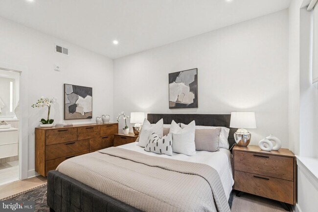 Building Photo - 30 W Allens Ln