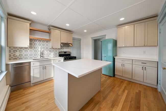 Building Photo - 69 Endicott St