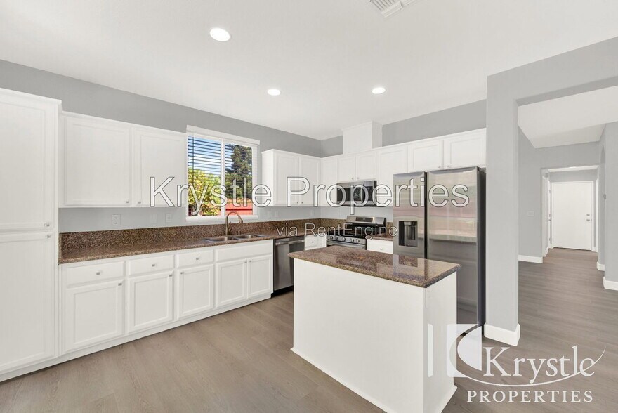 Building Photo - 824 Cedarcrest Dr