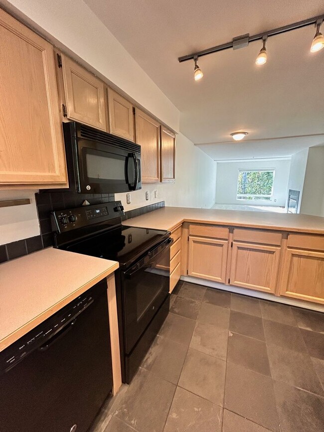 Building Photo - 2bd/1.75ba Kirkland Condo