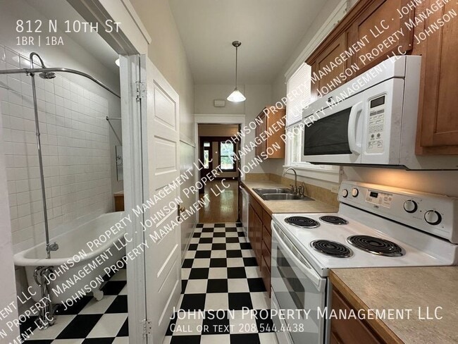 Building Photo - Vintage Apartments in Historic Downtown Bo...