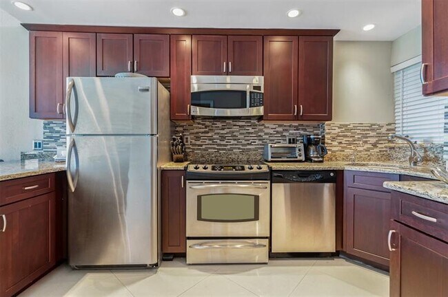 Building Photo - 710 N Ocean Blvd